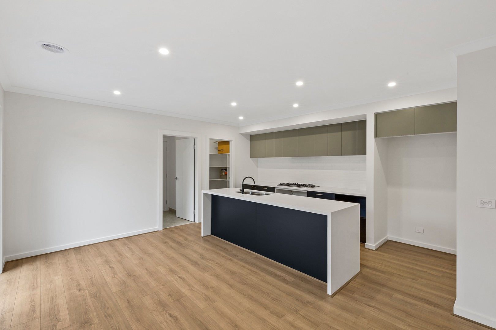 10 Brooklyn Avenue, Frankston, VIC 3199, Frankston - Thumbnail 2