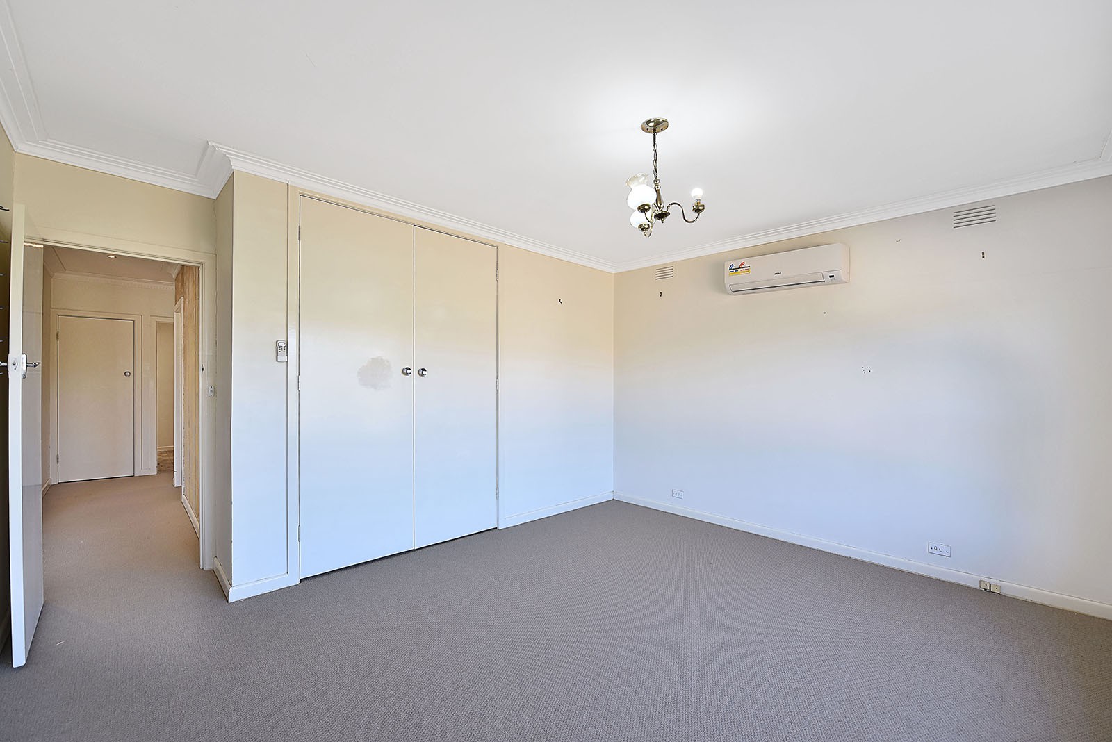 10 Chaumont Dr, Avondale Heights, VIC 3034, Avondale Heights - Thumbnail 4