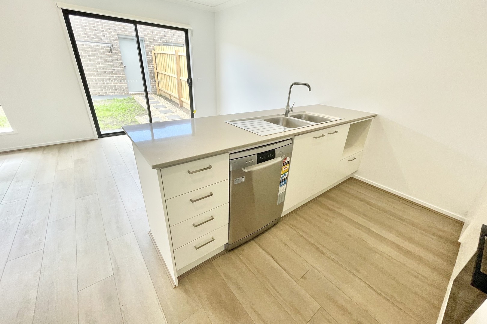 10 Flank Walk, Fraser Rise, VIC 3336 - Thumbnail 1 - 05/12/2025