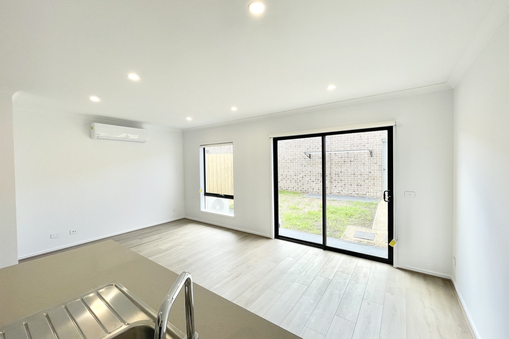 10 Flank Walk, Fraser Rise, VIC 3336 - Thumbnail 2 - 05/12/2025