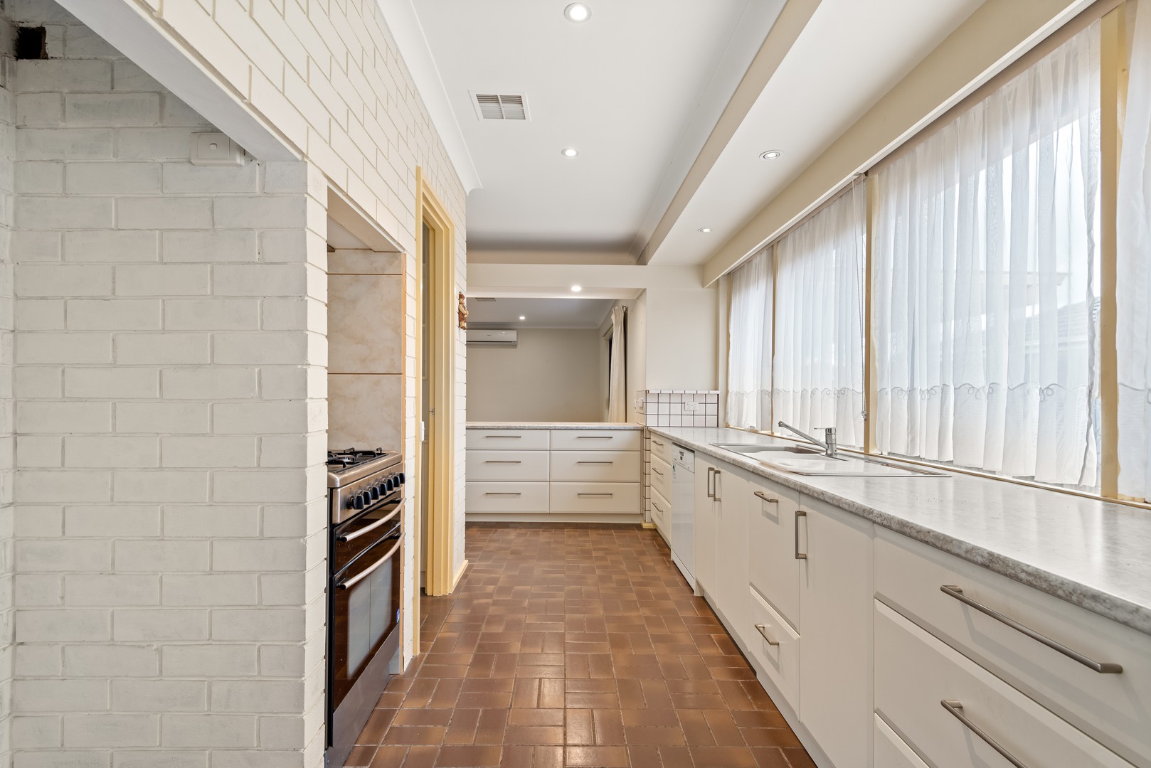10 Gillies Street, Mitcham, VIC 3132, Mitcham - Thumbnail 3