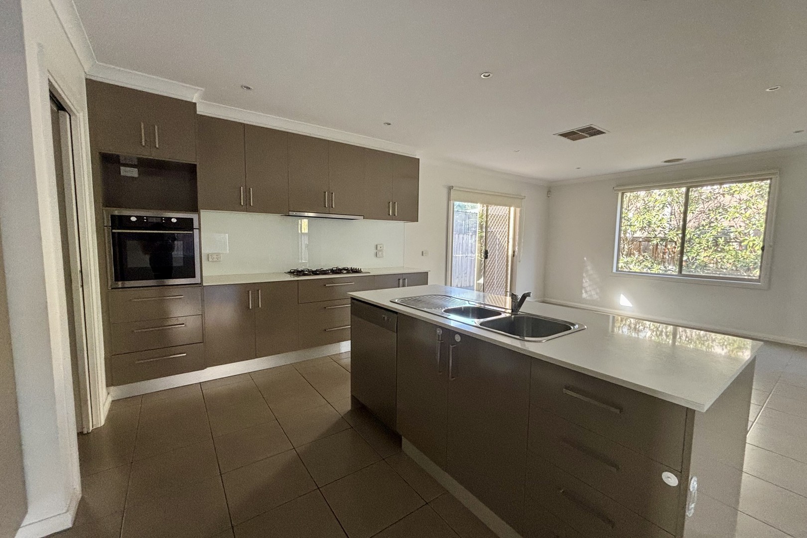 10 Huntingfield Drive, South Morang, VIC 3752, South Morang - Thumbnail 3