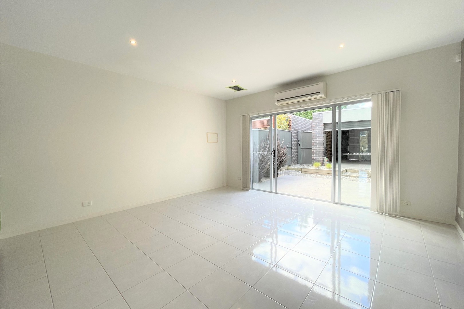 10 Jolimont Street, Caroline Springs, VIC 3023, Caroline Springs - Thumbnail 4