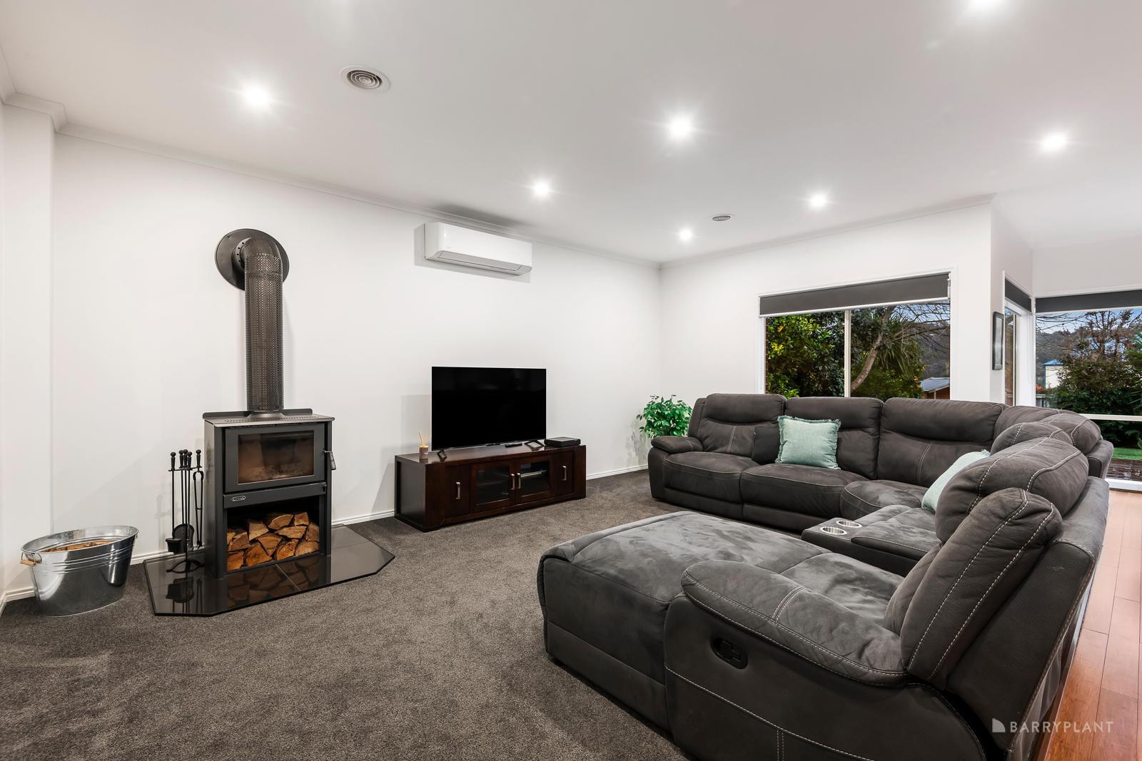 10 Knightsbridge Place, Diamond Creek, VIC 3089 - Thumbnail 2 - 30/05/2025