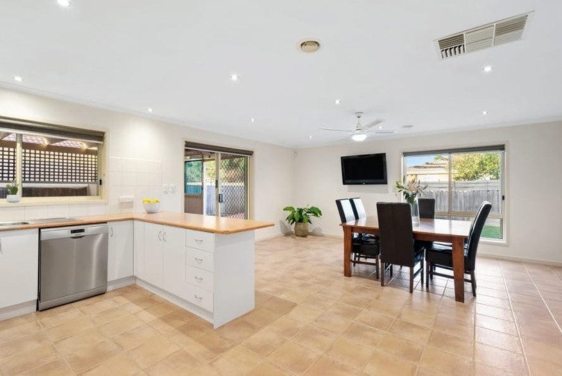 10 Larkspur Close, Epping, VIC 3076 - Thumbnail 2 - 06/05/2025