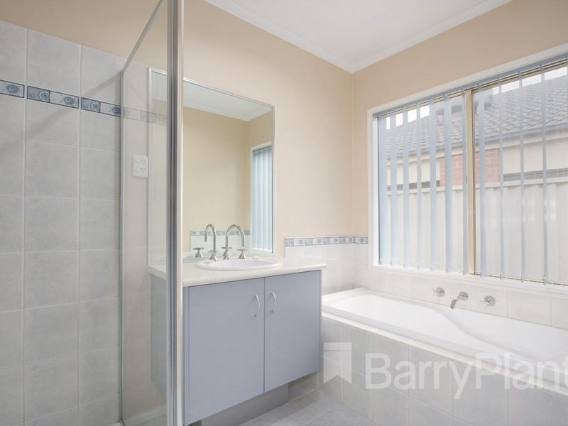 10 Latrobe Avenue, Pakenham, VIC 3810, Pakenham - Thumbnail 4