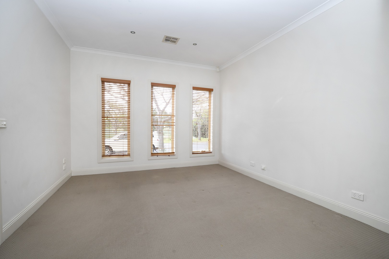 10 Lawson WayCaroline Springs, VIC 3023  - Leased, Caroline Springs - Thumbnail 2