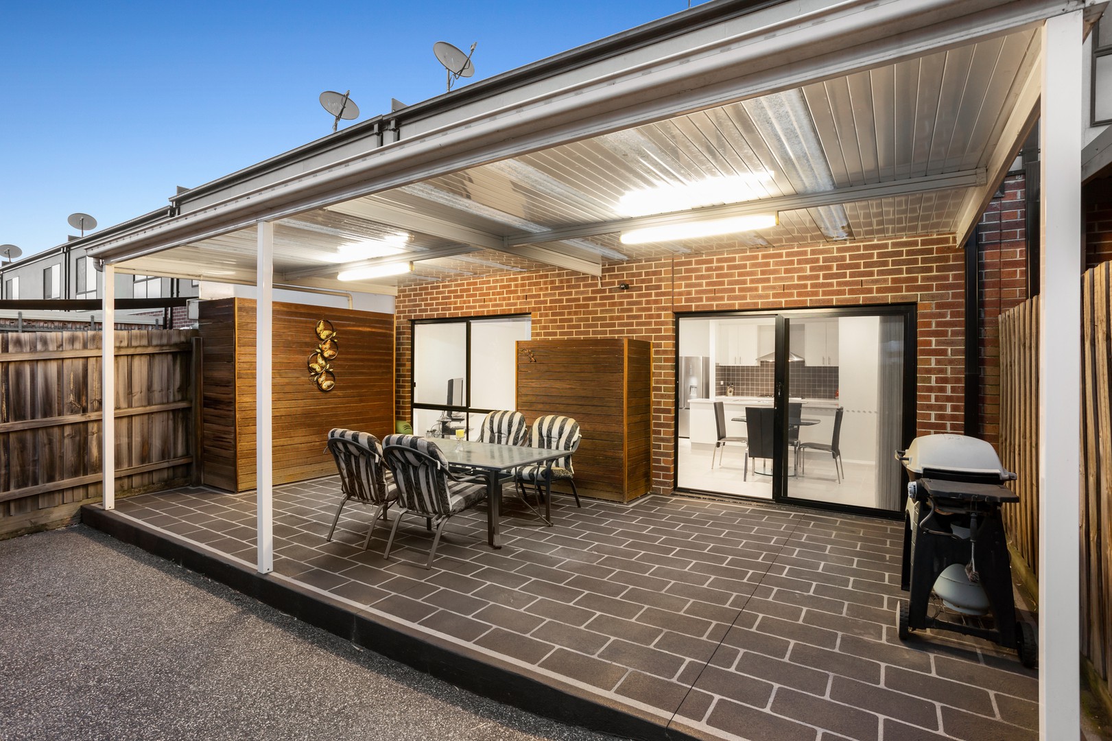 10 Mallard  Mews, South Morang, VIC 3752 - Thumbnail 2 - 20/04/2022