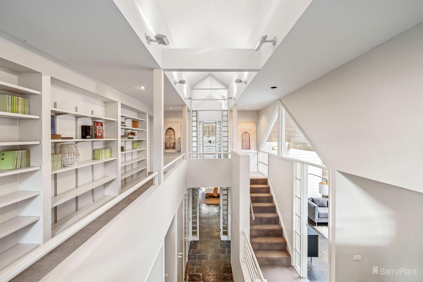 10 One Tree Hill, Donvale, VIC 3111 - Thumbnail 2 - 26/05/2023