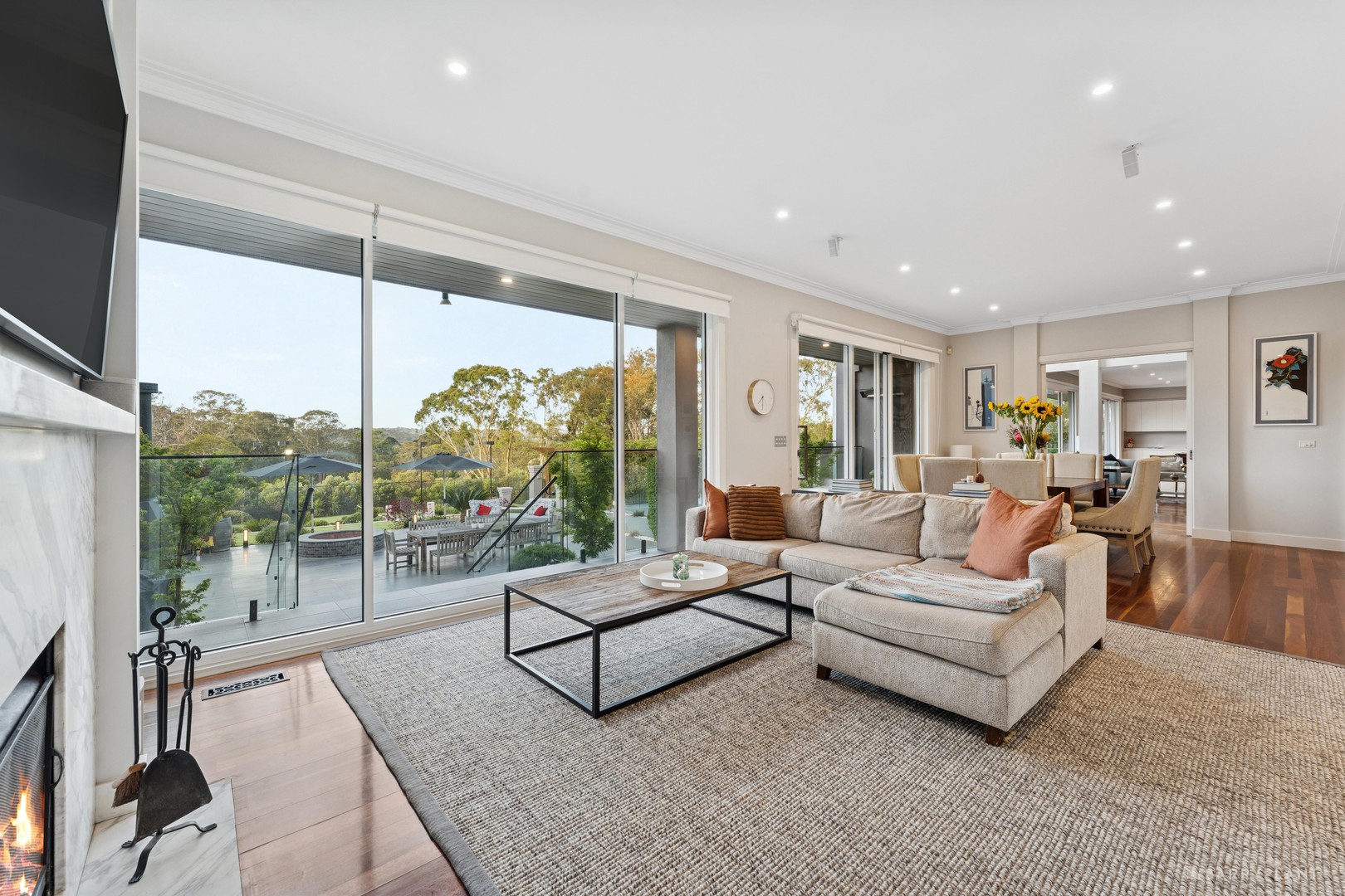 10 Oxford Close, Templestowe, VIC 3106 - Thumbnail 2 - 12/01/2026