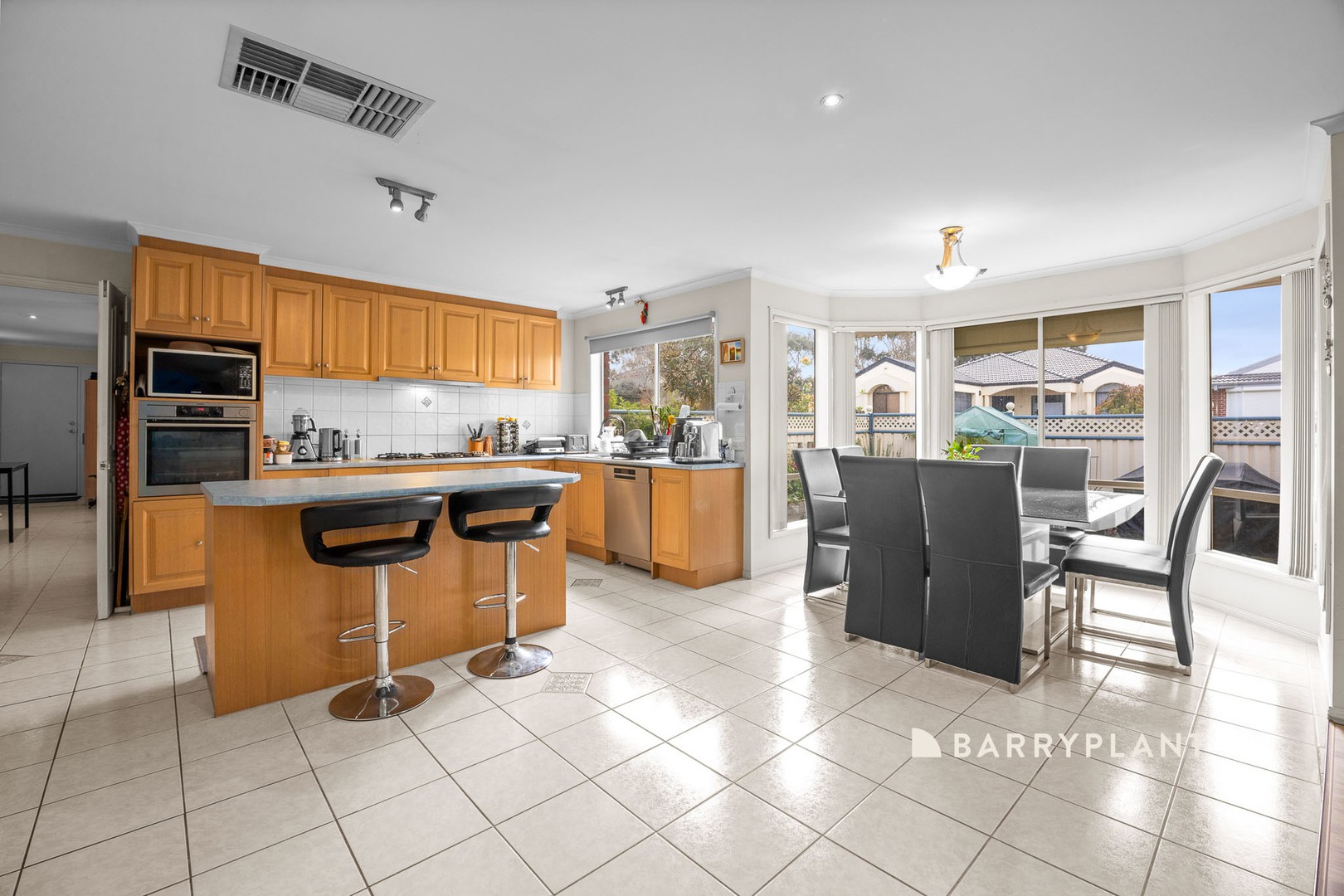 10 Portsea Place, Narre Warren, VIC 3805 - Thumbnail 2 - 01/07/2025