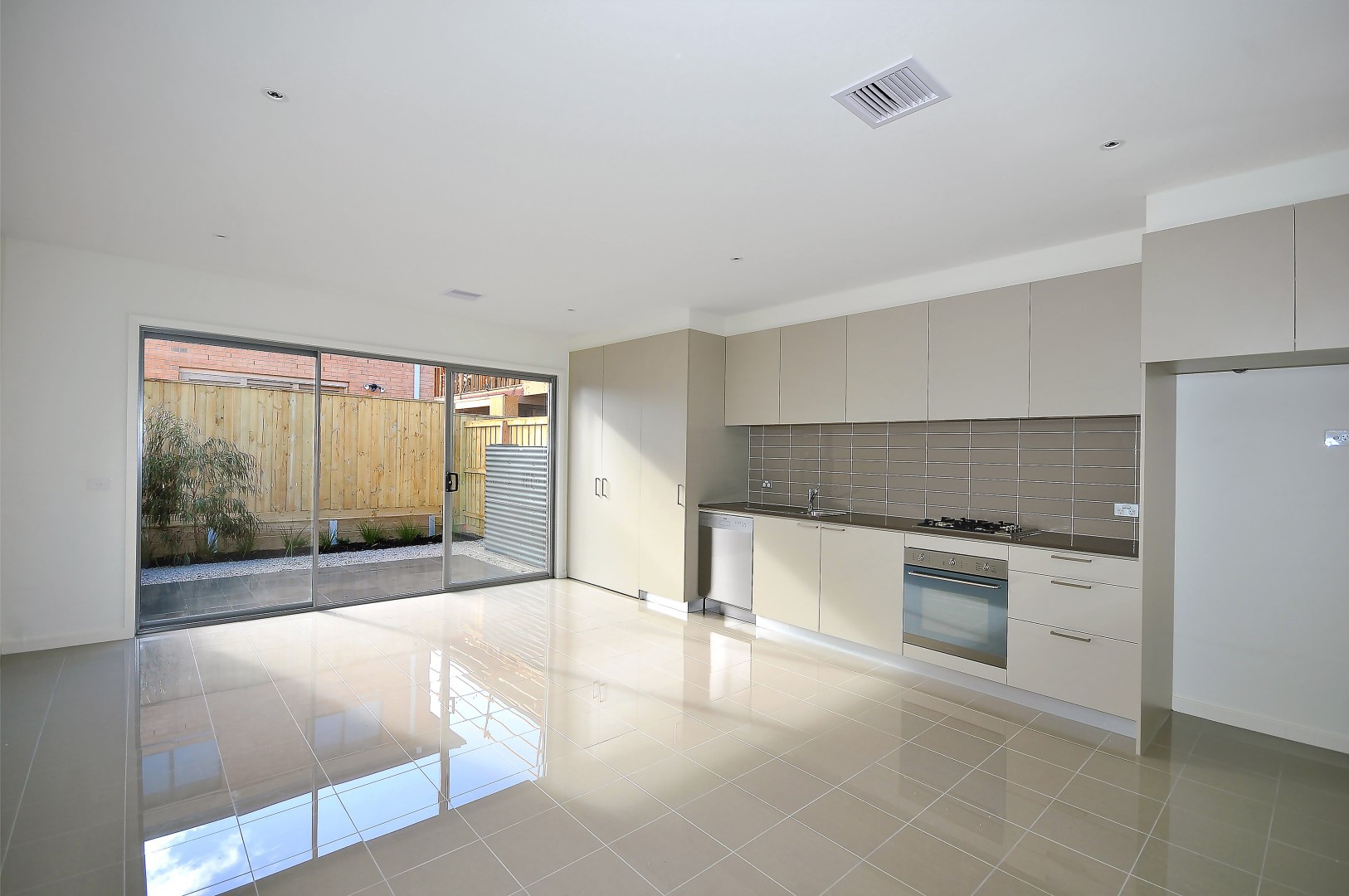 10 Retreat Dr, Ascot Vale, VIC 3032 - Thumbnail 2 - 12/08/2025