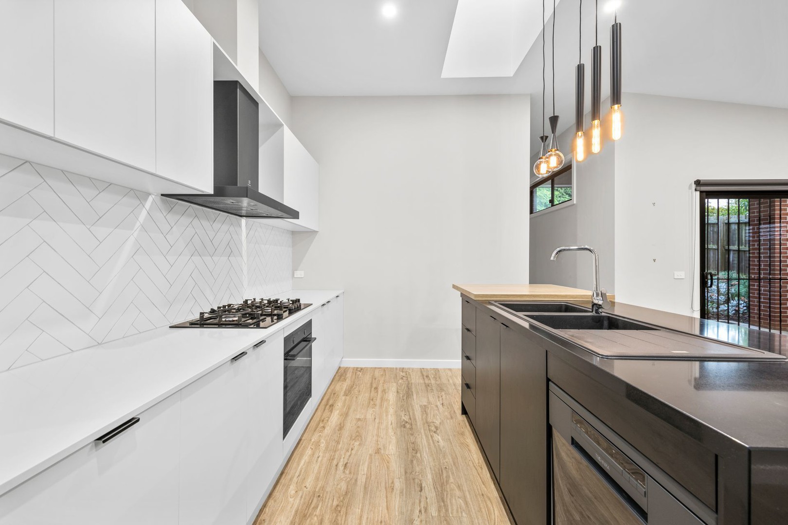 10 Ruby Close, Warragul, VIC 3820 - Thumbnail 2 - 16/02/2026