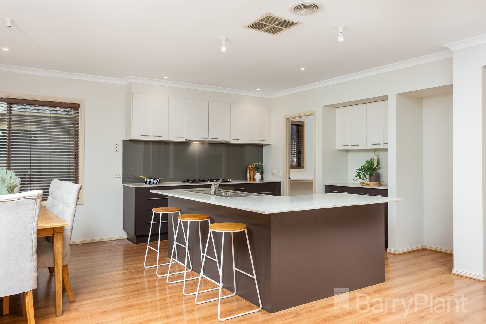 10 Sassafras Close, Point Cook, VIC 3030, Point Cook - Thumbnail 2