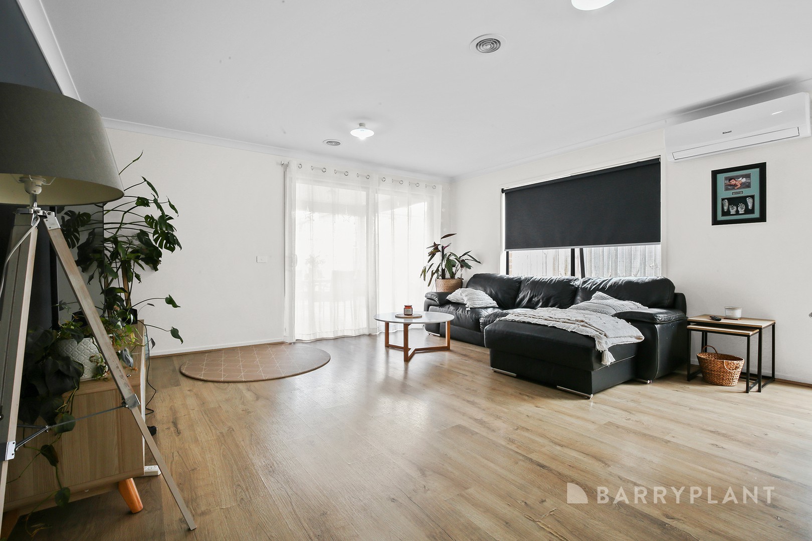 10 Wenn Avenue, Clyde North, VIC 3978 - Thumbnail 2 - 16/01/2025