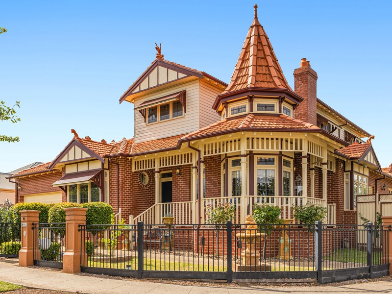 10 Woodbury Avenue, Caroline Springs, VIC 3023 - Image - 16/12/2025