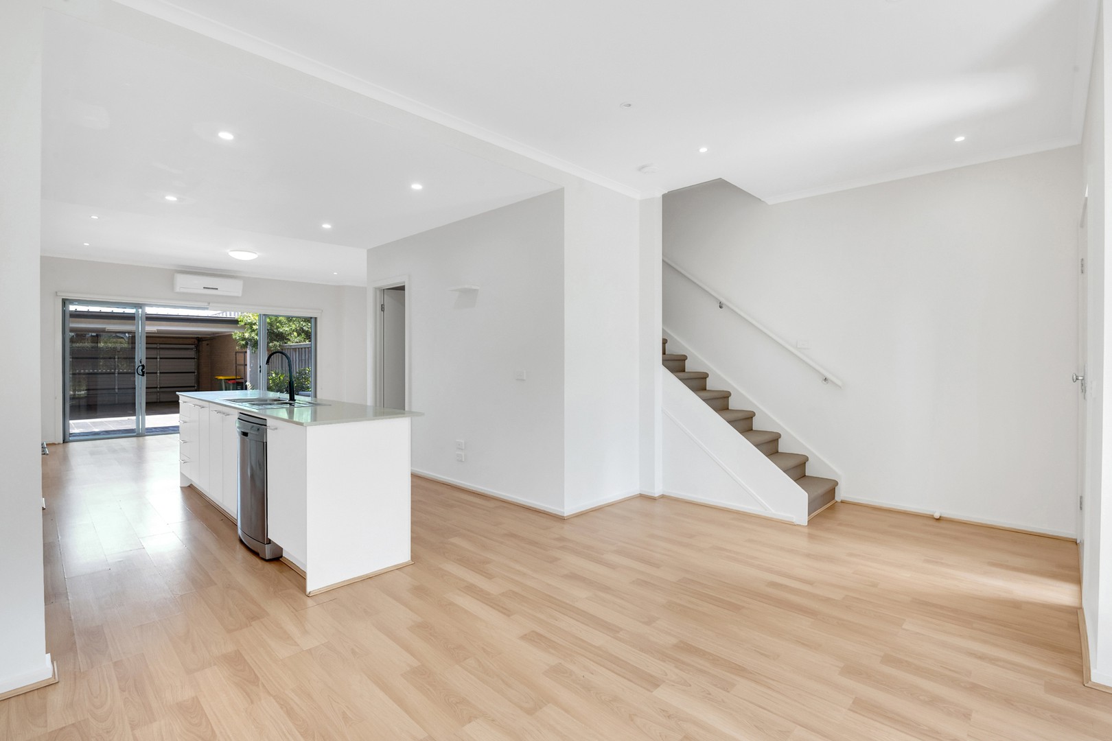 11 Alexander Circuit, Craigieburn, VIC 3064, Craigieburn - Thumbnail 2
