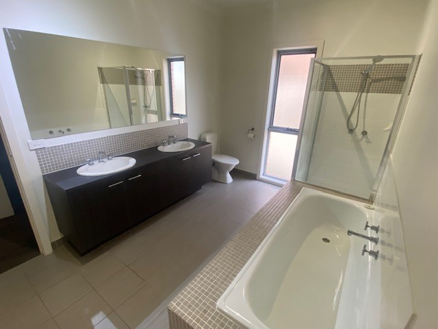 11 Braeside Walk, Caroline Springs, VIC 3023, Caroline Springs - Thumbnail 2