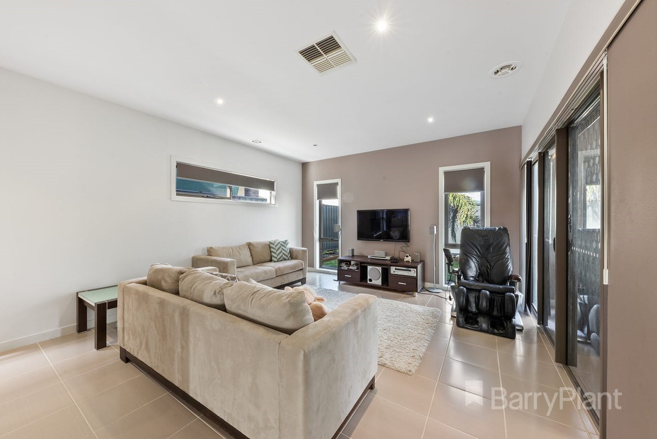 11 Creekview Place, Caroline Springs, VIC 3023, Caroline Springs - Thumbnail 3