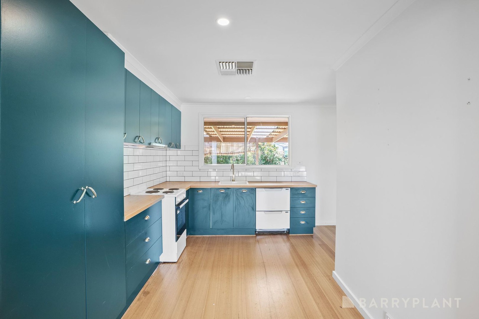 11 Dunbarton Avenue, Hoppers Crossing, VIC 3029 - Thumbnail 2 - 10/12/2025