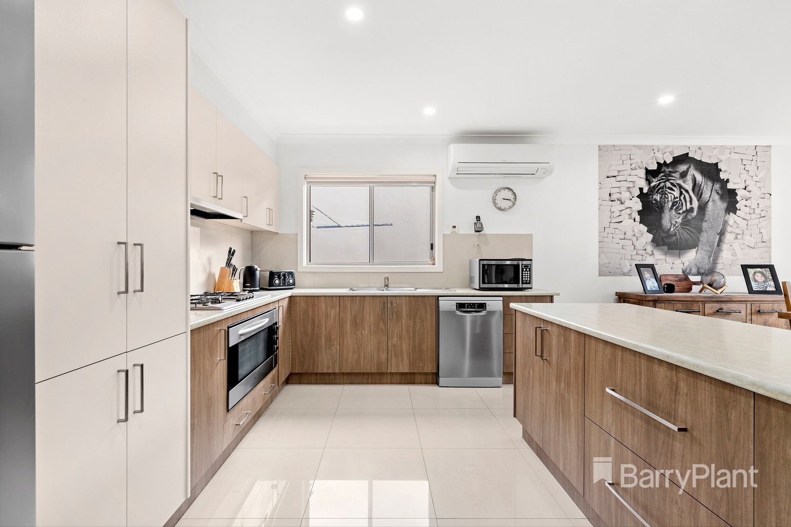 11 Gardense Parade, South Morang, VIC 3752, South Morang - Thumbnail 2