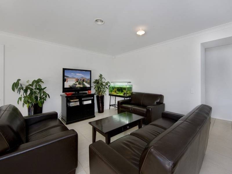 11 Innisfail Drive, Point Cook, VIC 3030 - Thumbnail 2 - 05/11/2025