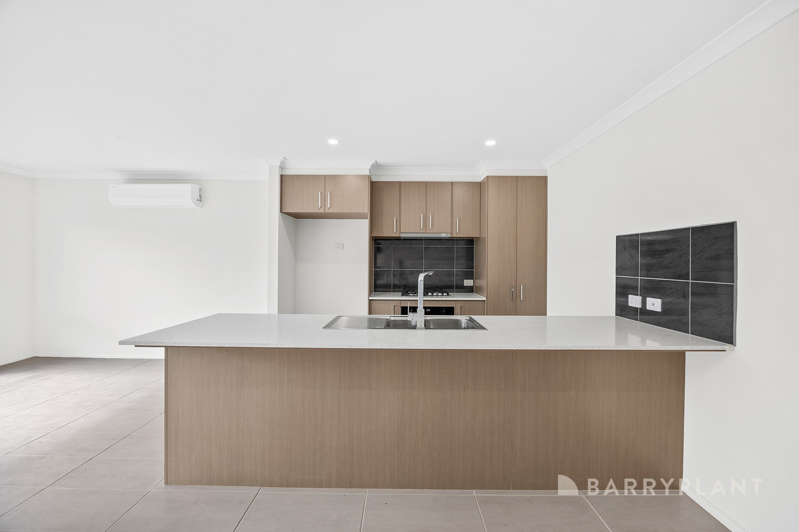 11 Kenmore Way, Clyde North, VIC 3978 - Thumbnail 2 - 05/11/2025