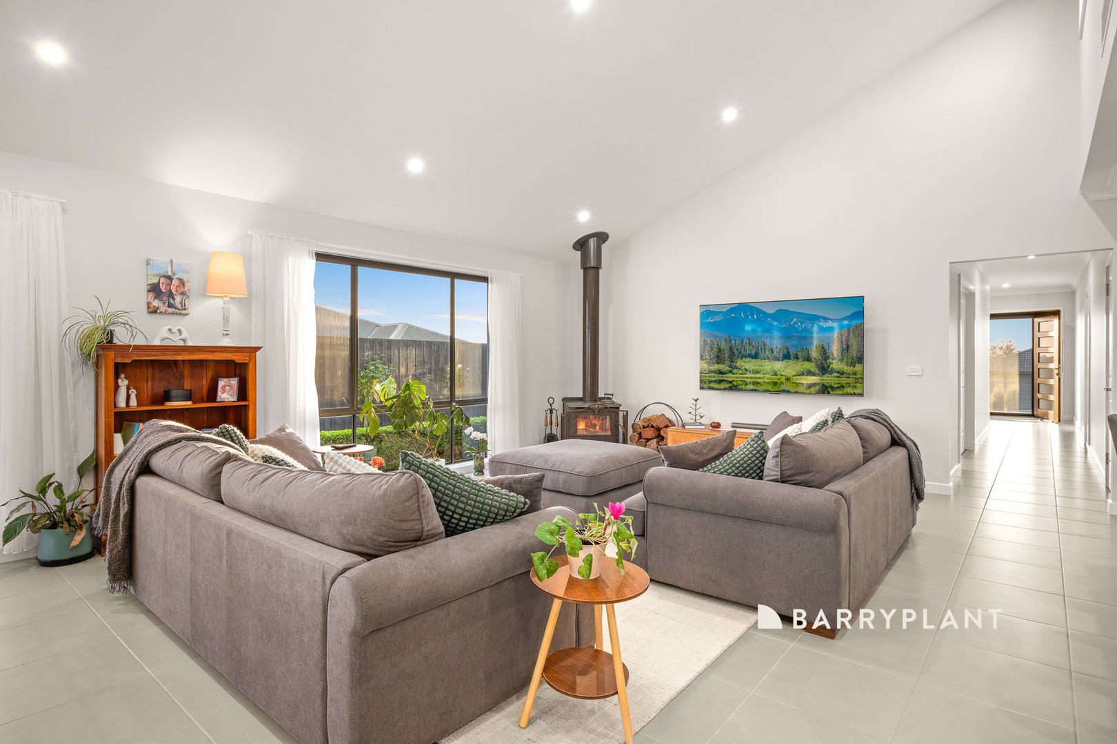 11 Mayfair Drive, Drouin, VIC 3818 - Thumbnail 2 - 28/11/2025