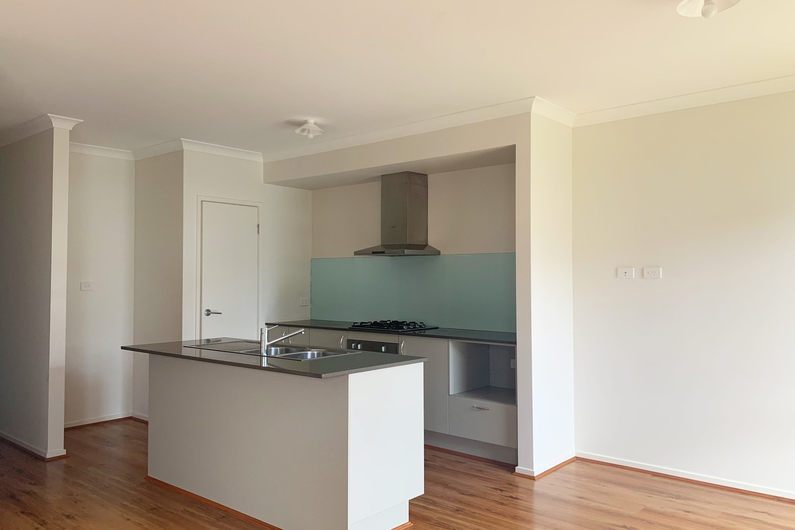 11 Pembury Street, Craigieburn, VIC 3064, Craigieburn - Thumbnail 2