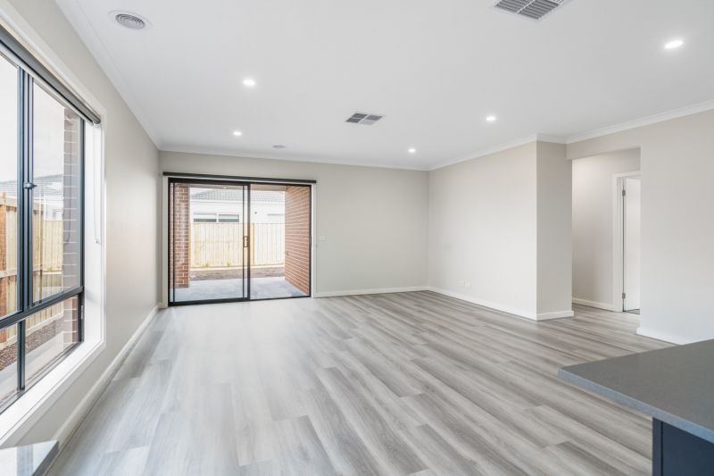 11 Pickering Cr, Lara, VIC 3212, Lara - Thumbnail 2