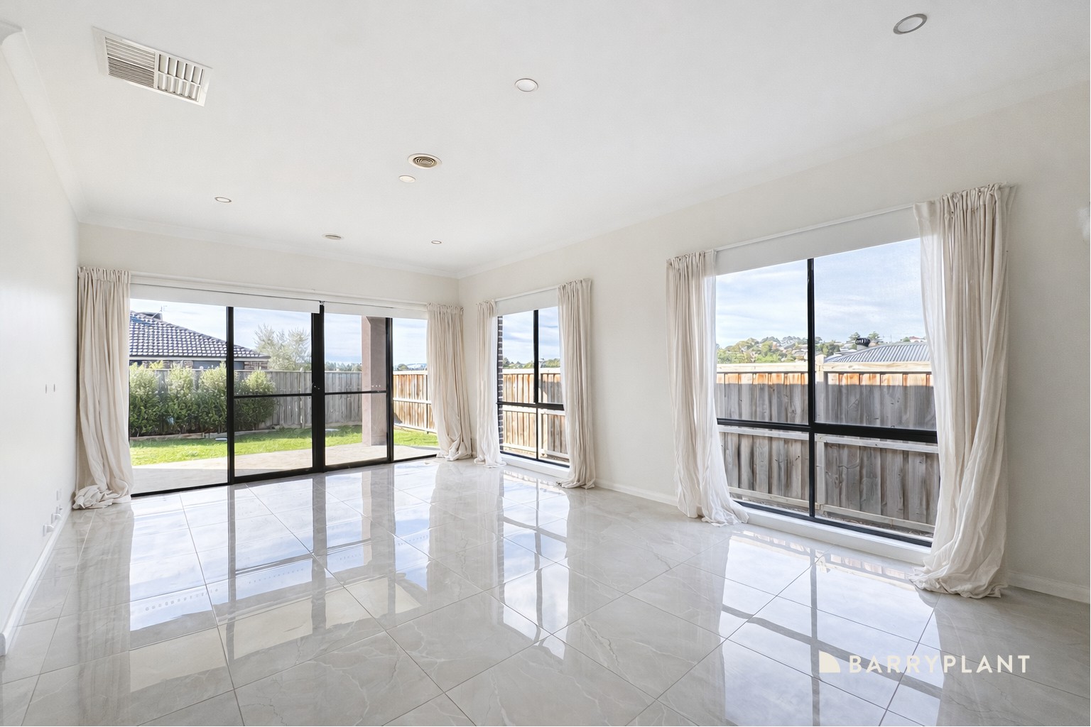 11 Redleaf Avenue, Warragul, VIC 3820 - Thumbnail 2 - 10/04/2026