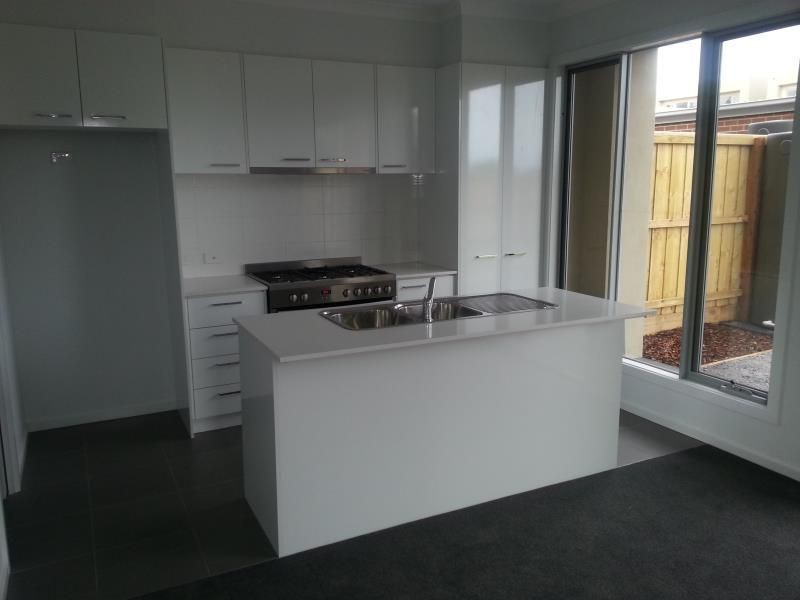 11 Ronneback Walk, Cranbourne, VIC 3977, Cranbourne - Thumbnail 2