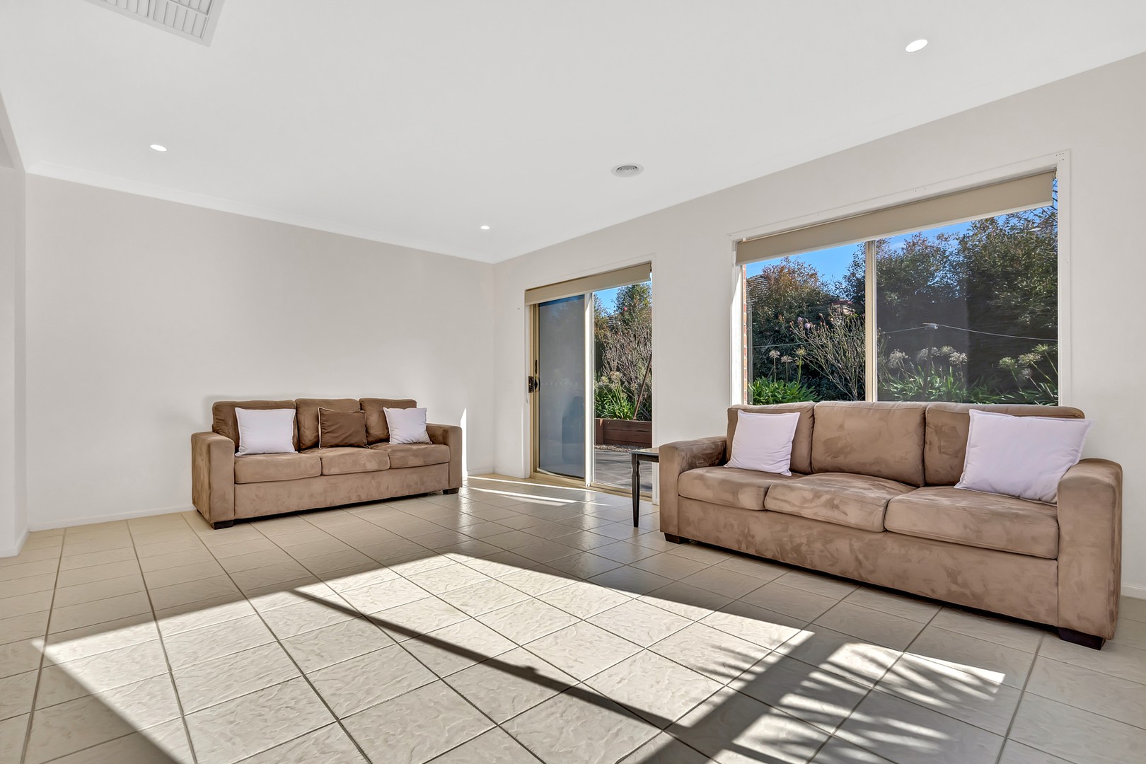 11 The Greenway, Craigieburn, VIC 3064, Craigieburn - Thumbnail 2
