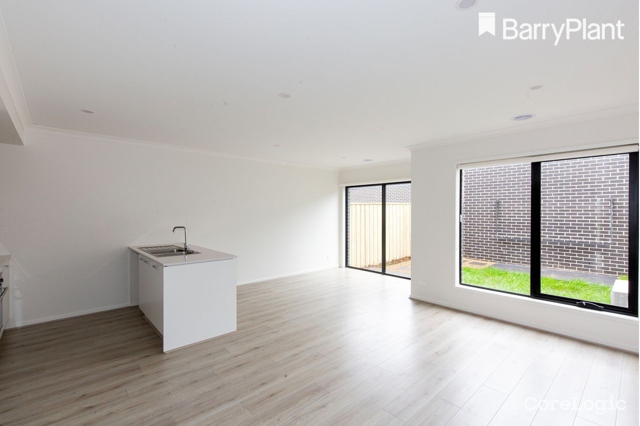 11 Vendeen Walk, Clyde North, VIC 3978, Clyde North - Thumbnail 3