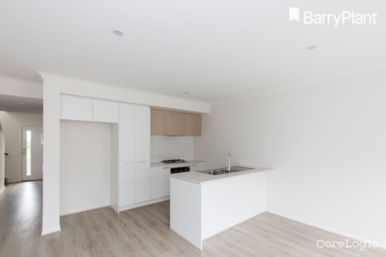 11 Vendeen Walk, Clyde North, VIC 3978, Clyde North - Thumbnail 4