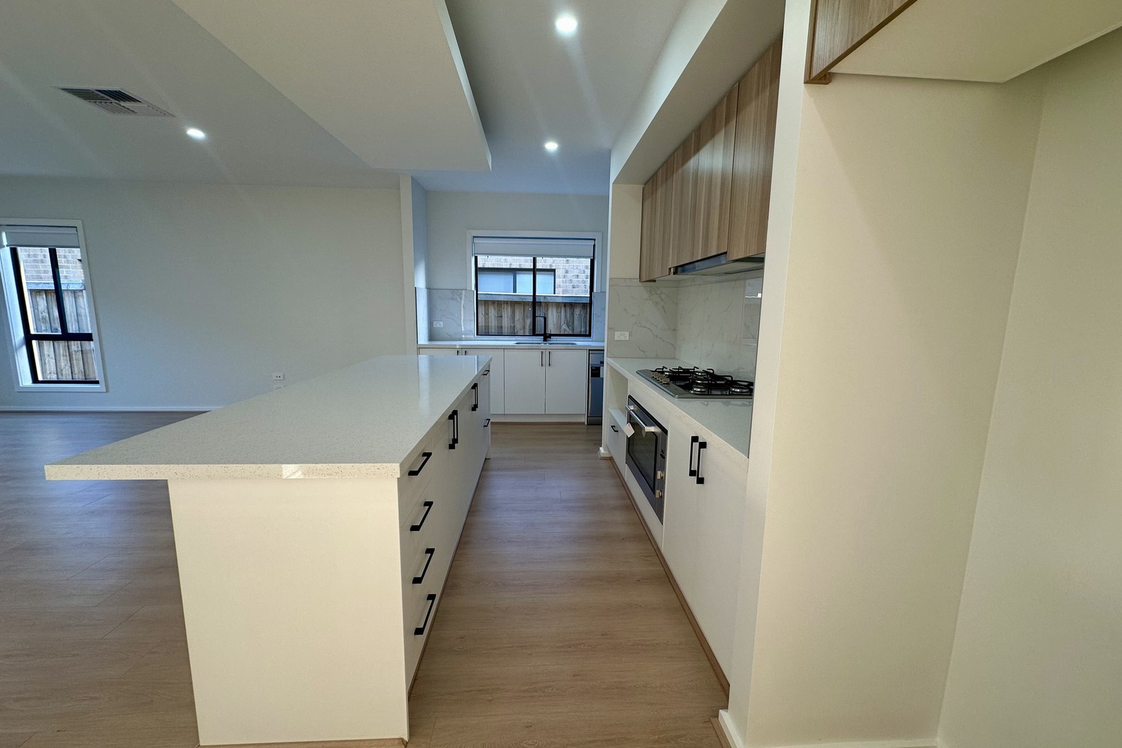 11 Wildlife Circuit, Fraser Rise, VIC 3336 - Thumbnail 2 - 04/10/2024