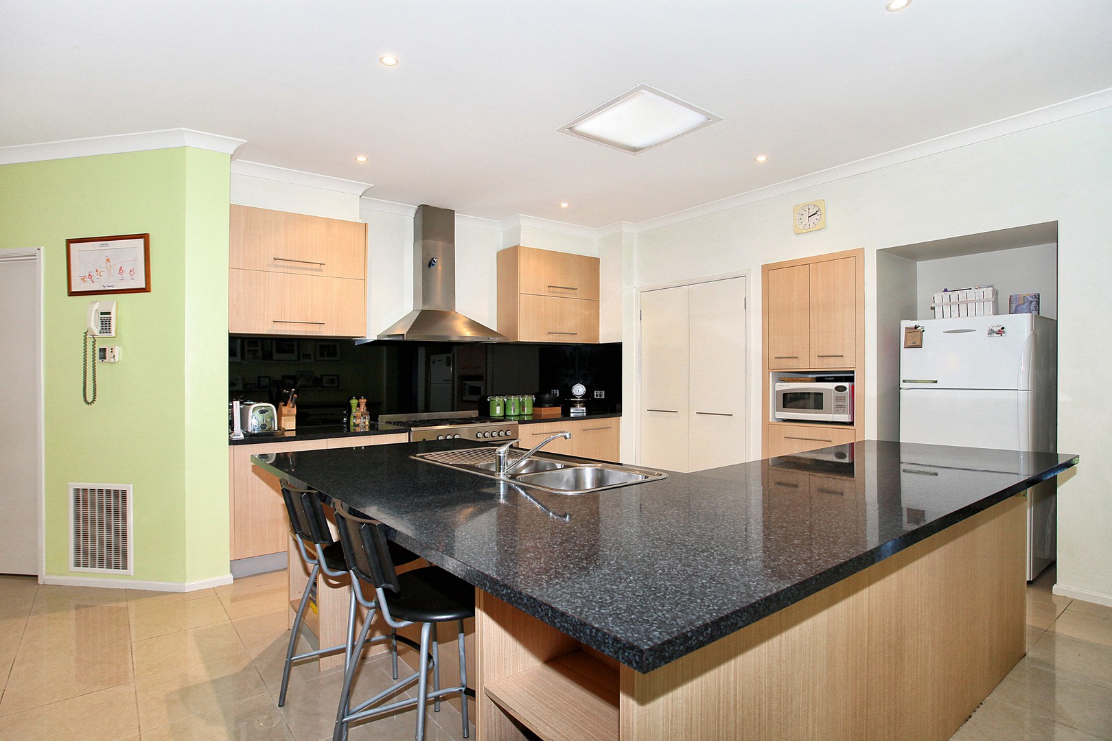 118 Royal Terrace, Craigieburn, VIC 3064, Craigieburn - Thumbnail 2