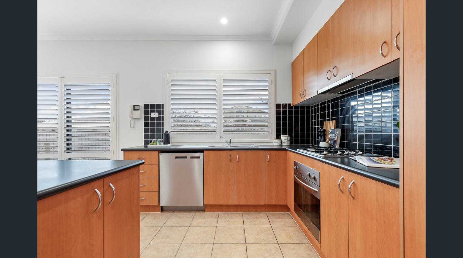 12 Finstall Close, Caroline Springs, VIC 3023, Caroline Springs - Thumbnail 6