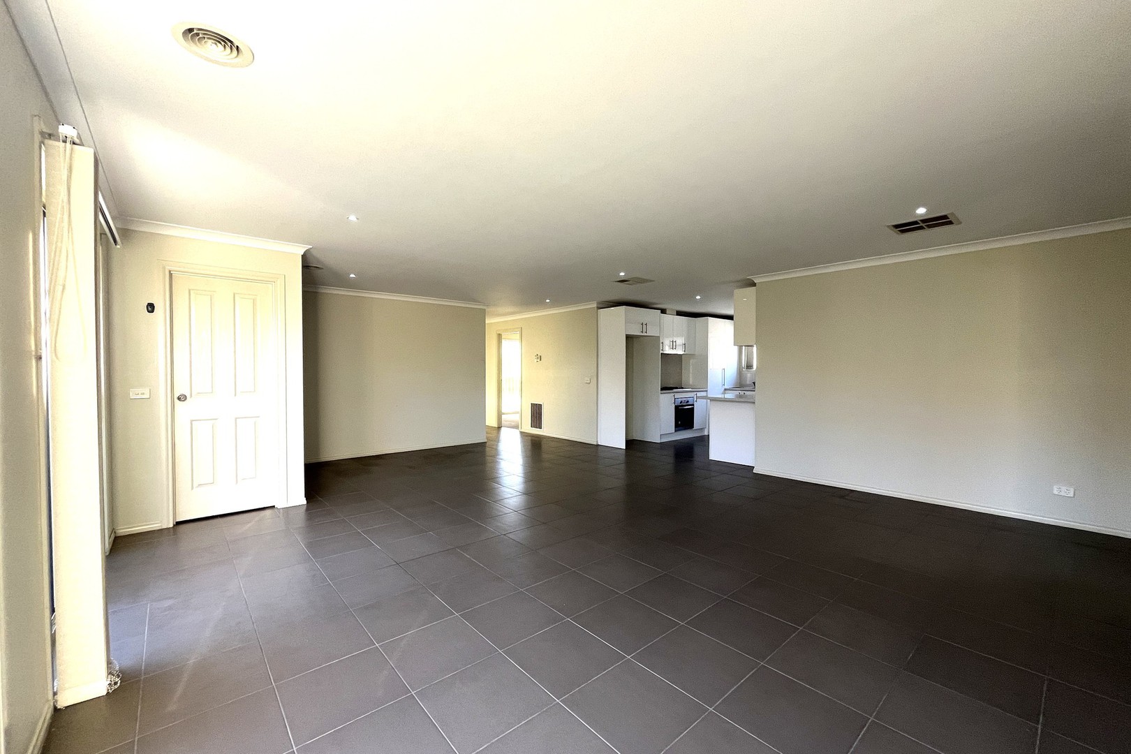 12 Greendale Boulevard, Pakenham, VIC 3810, Pakenham - Thumbnail 4