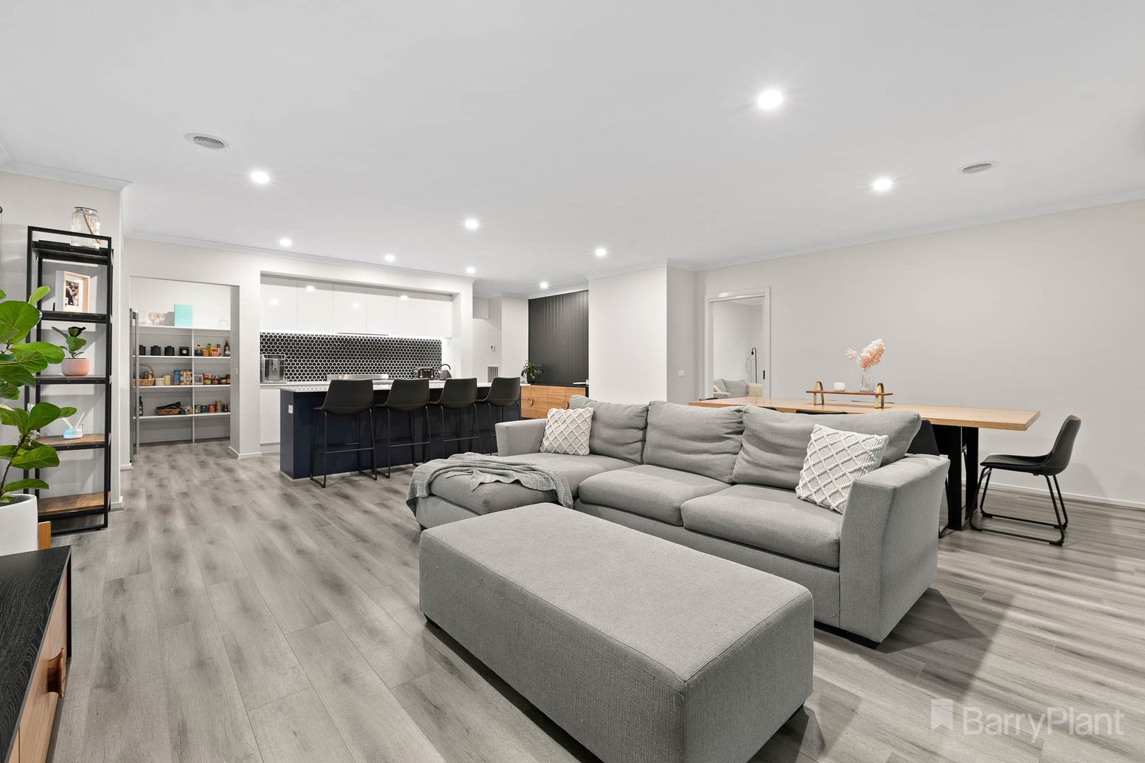 12 Henley Avenue, Warragul, VIC 3820, Warragul - Thumbnail 2