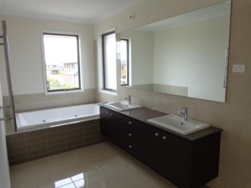 12 Kingsbridge Boulevard, Williams Landing, VIC 3027 - Thumbnail 2 - 29/09/2025