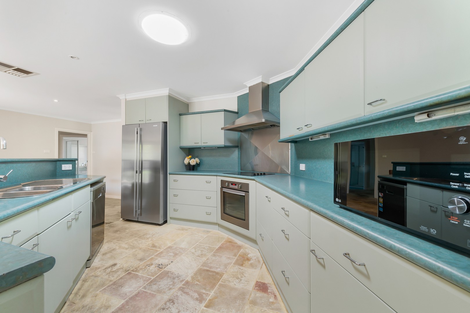 12 Oates CourtTaylors Lakes, VIC 3038, Taylors Lakes - Thumbnail 3