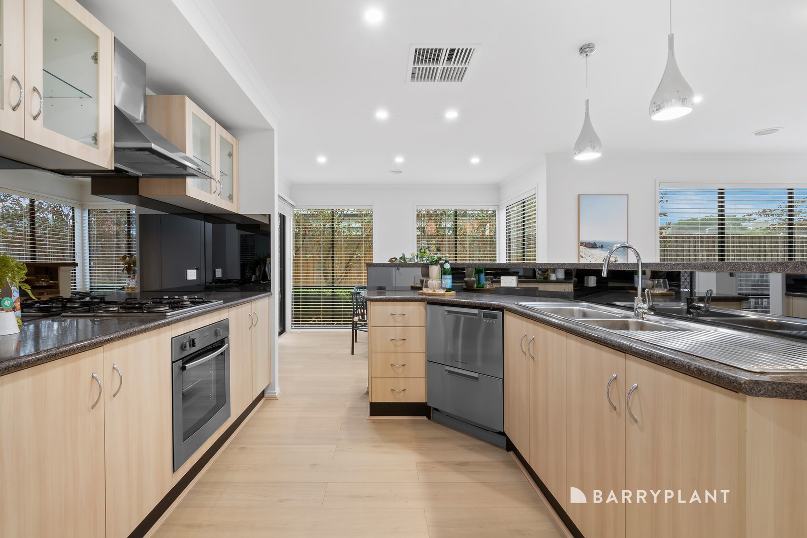 12 Poppy Drive, South Morang, VIC 3752 - Thumbnail 2 - 25/02/2026