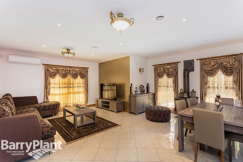 12 Saltbush Street, Sanctuary Lakes, VIC 3030, Point Cook - Thumbnail 3