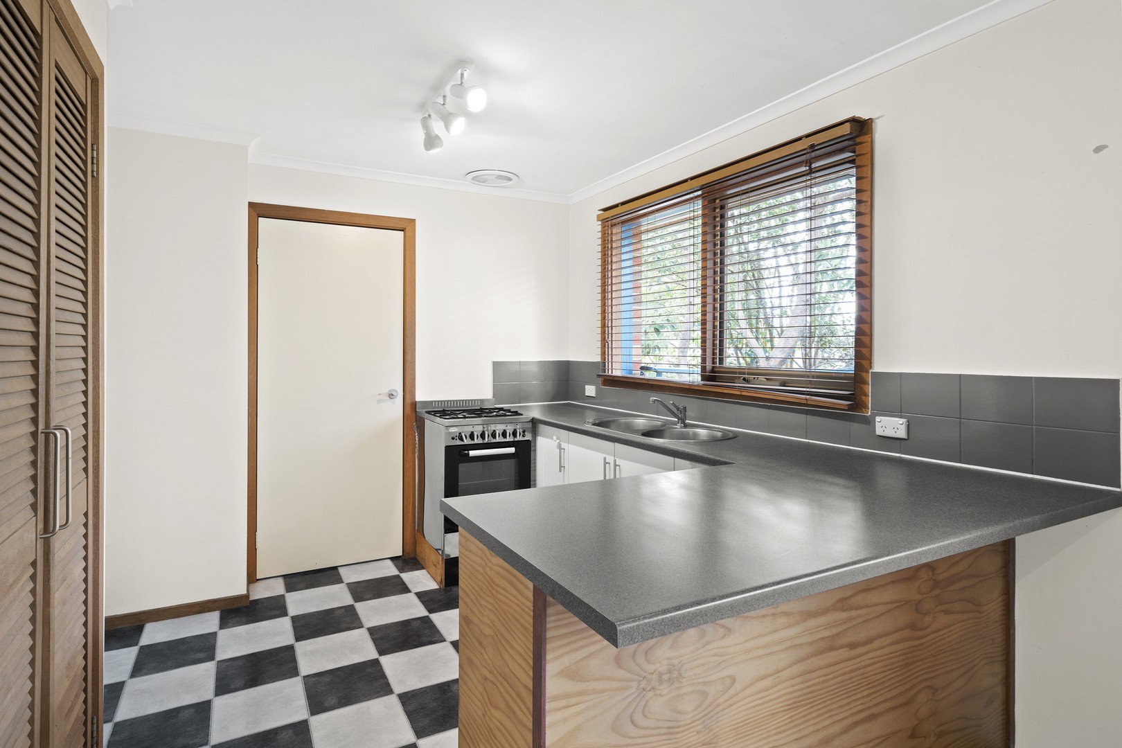12 Sanders Road, Box Hill, VIC 3128, Box Hill - Thumbnail 4