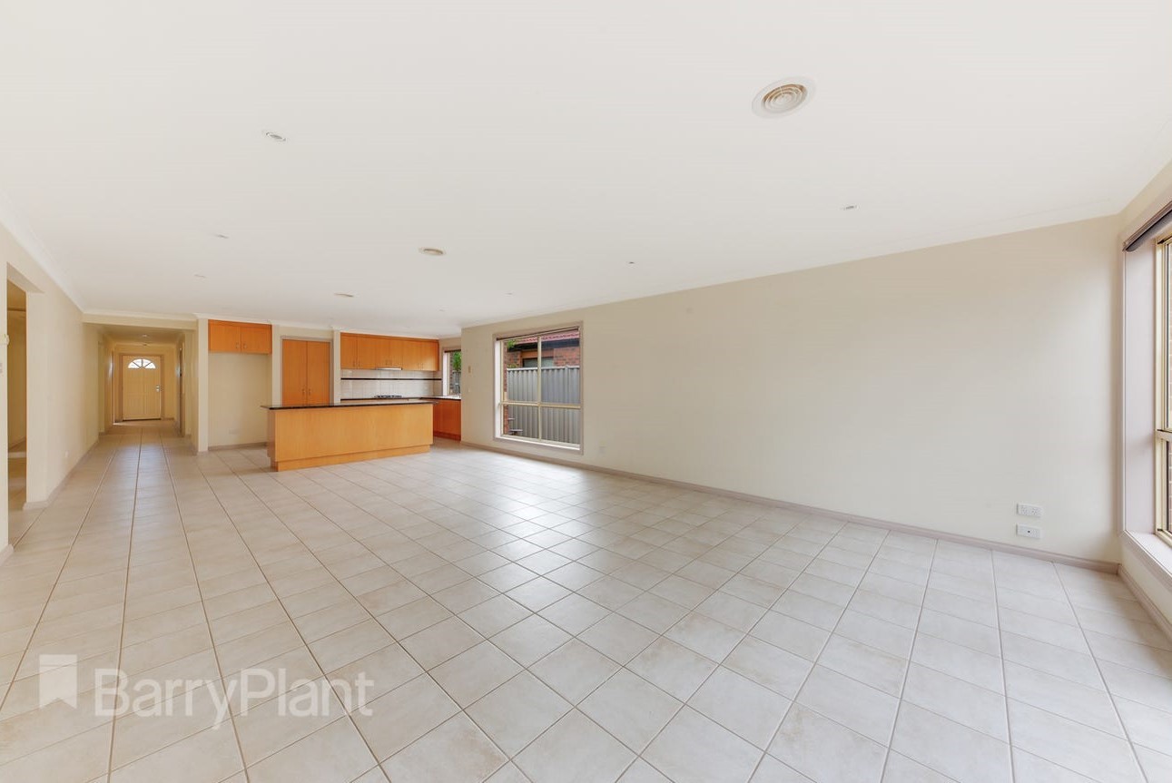 12 Stoneman Turn, Caroline Springs, VIC 3023 - Thumbnail 2 - 17/04/2023
