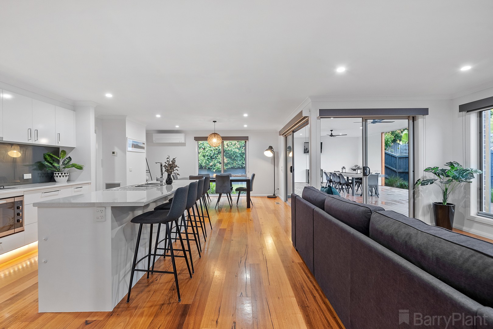 12 Tiverton Circuit, Mooroolbark, VIC 3138, Mooroolbark - Thumbnail 3