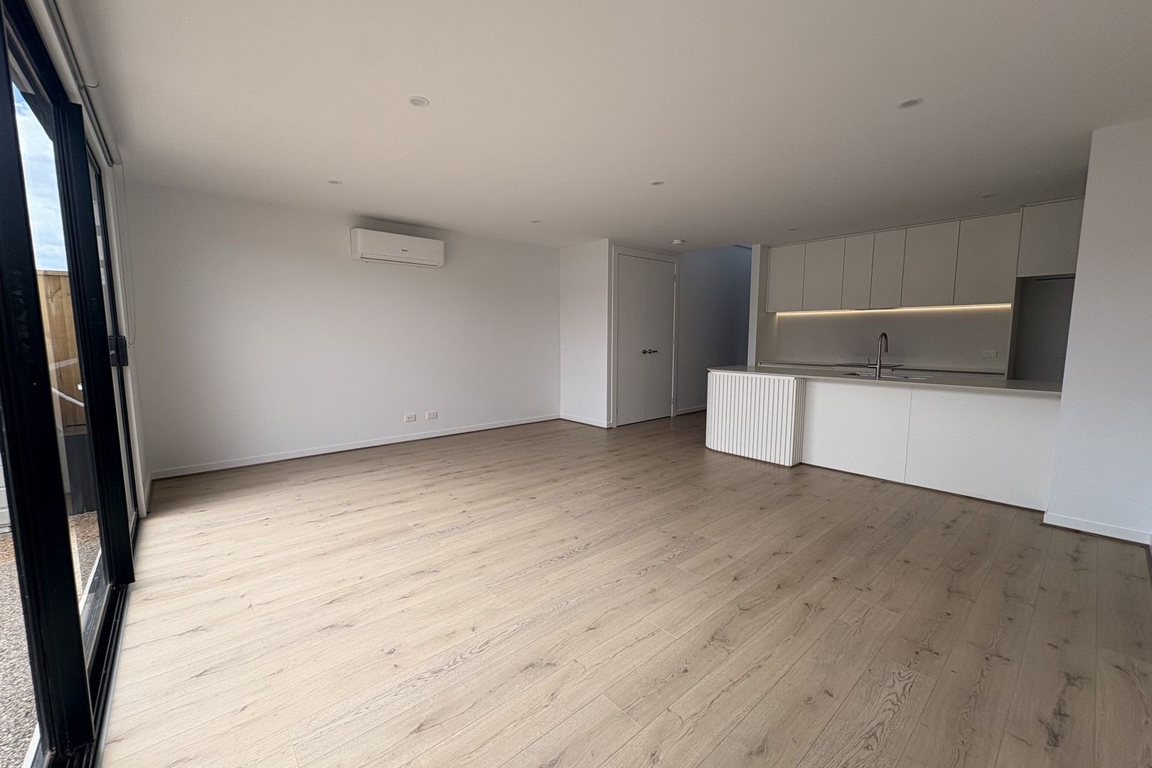 13 Stitch Walk, Fraser Rise, VIC 3336 - Thumbnail 2 - 13/10/2025