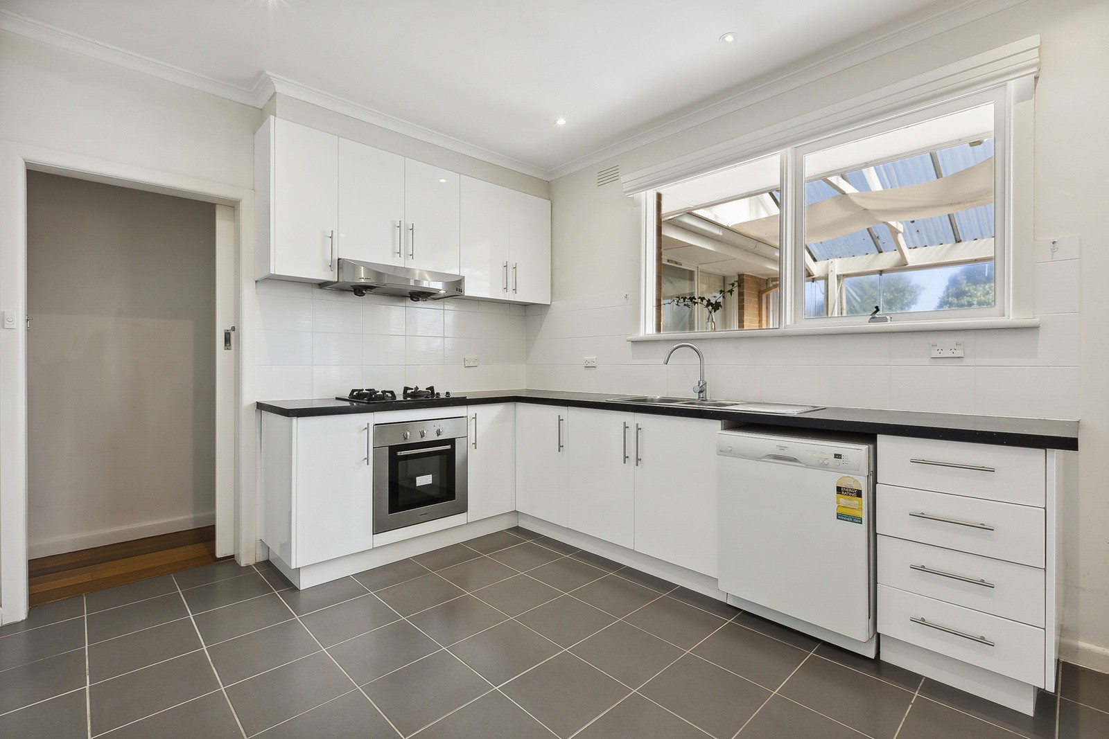 13 The Outlook, Glen Waverley, VIC 3150, Glen Waverley - Thumbnail 3