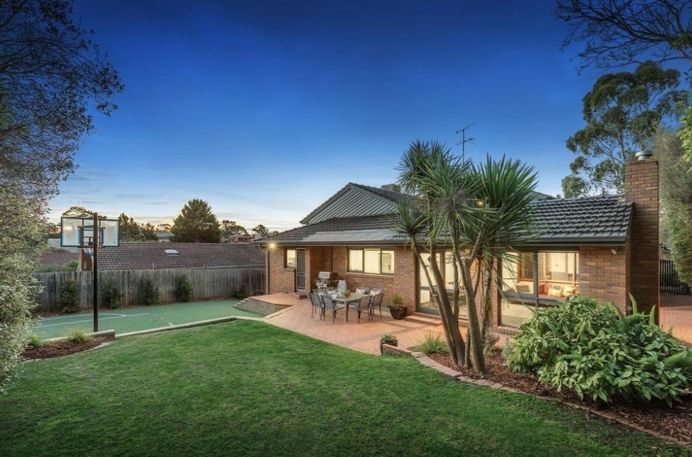 13 Thorncombe Walk, Doncaster East, VIC 3109 - Thumbnail 2 - 15/10/2025